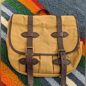 Filson Medium Rugged Twill Field Bag in tan